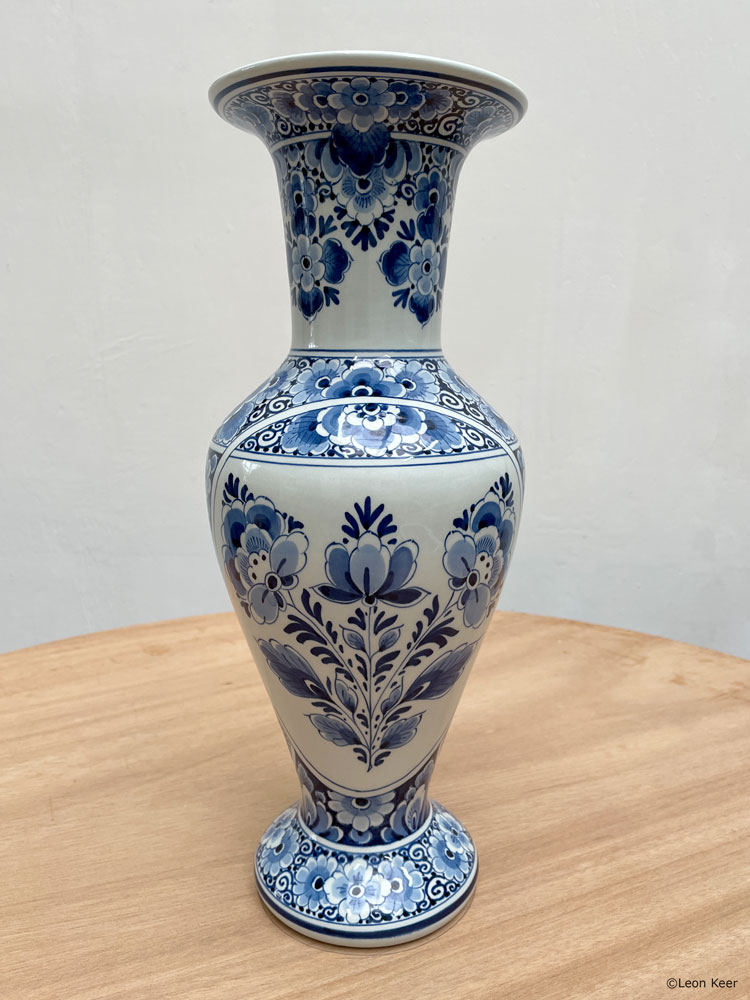 Delft blue vase 'Vase ecocide' by Leon Keer hand-painted porcelain vase