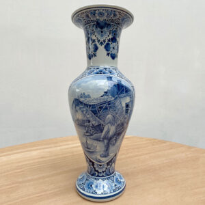 Delft blue vase 'Vase despair' by Leon Keer hand-painted porcelain vase