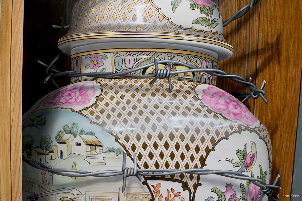 Leon Keer painting Apostates porcelain chinese vase